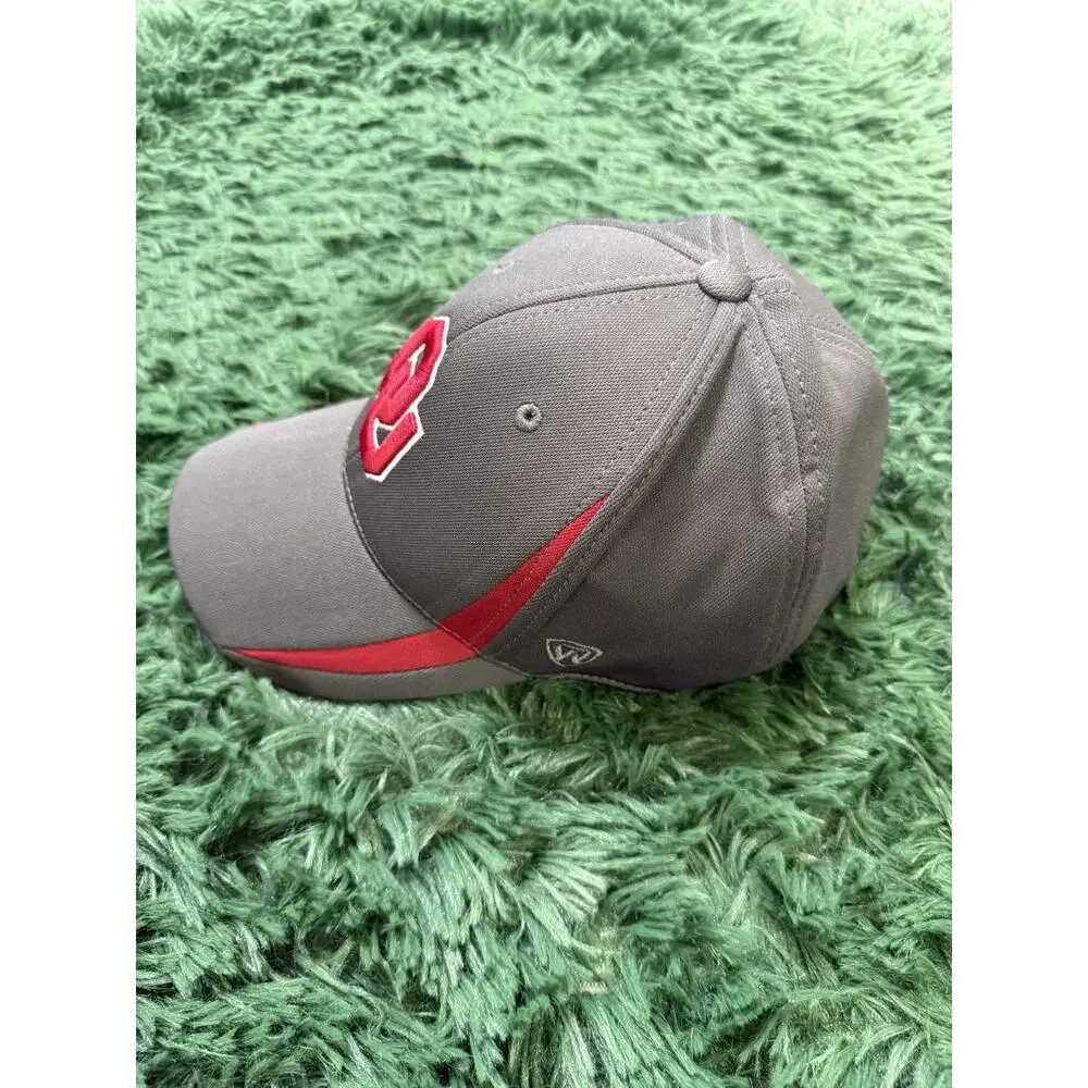 Top of the World Oklahoma Sooners OU One Fit Baseball Cap Hat Grey Red NCAA Mens